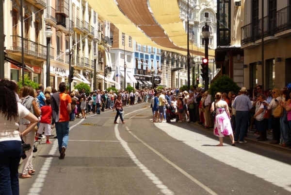 Zdjęcie z Hiszpanii - tłumy na ulicach wzdłuż których przejeżdżali jeźdźcy;