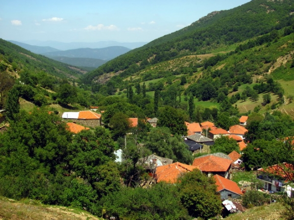Zdjęcie z Macedonii - Góry - górą, wioska Malowiszte - doliną.