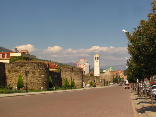 Zdjęcie z Albanii - Elbasan - mury twierdzy i wieża zegarowa. 