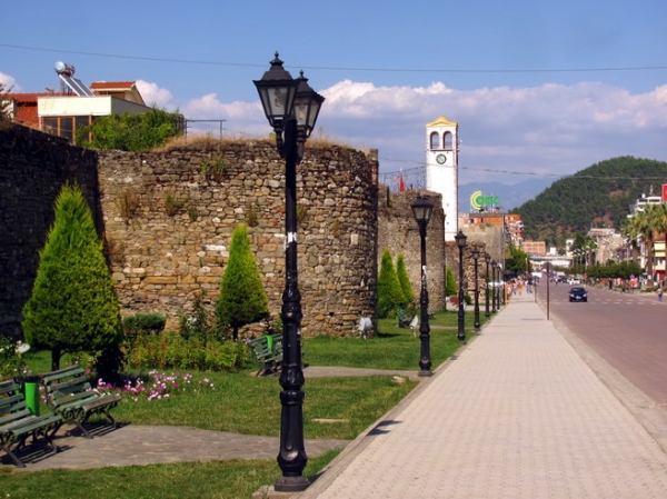 Zdjęcie z Albanii - Elbasan - mury twierdzy.
