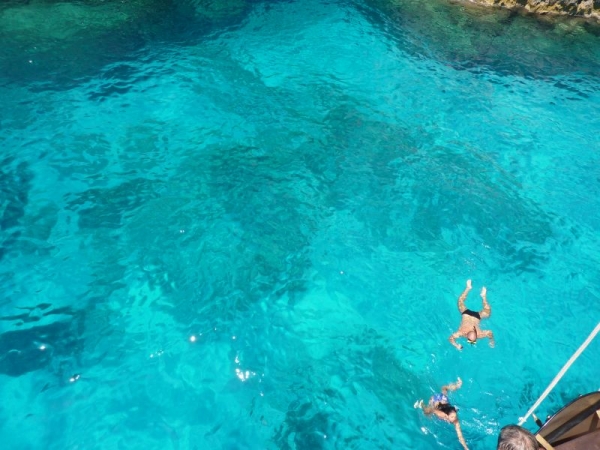 Zdjęcie z Grecji - Krystalicznie czysta woda przy Jaskinie Delfinów