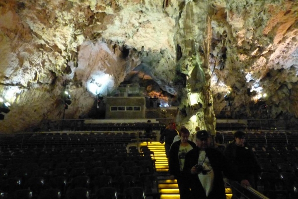Zdjęcie z Giblartaru - sla koncertowa jaskini robi wrażenie wielkością