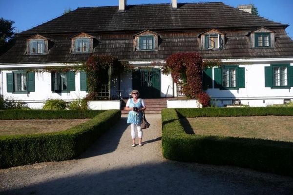 Zdjęcie z Polski - dworek posiada piękny, mansardowy dach