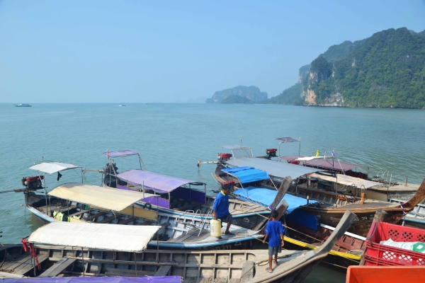 Zdjęcie z Tajlandii - Lodzie longtail boats "Ruea Hang Yao" czekajace na turystow