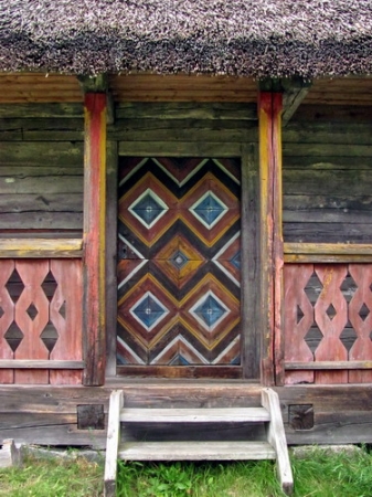 Zdjęcie z Łotwy - Ryski skansen - drzwi kurlandzkiej chaty.
