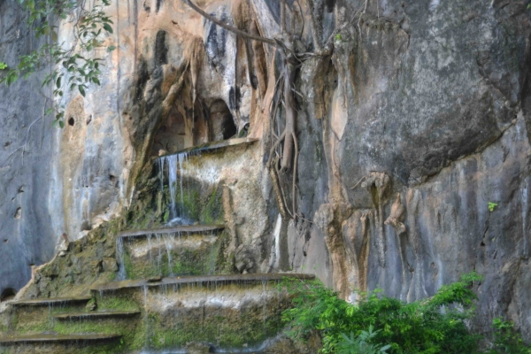 Zdjęcie z Tajlandii - Swiete zrodlo tryskajace ze skaly