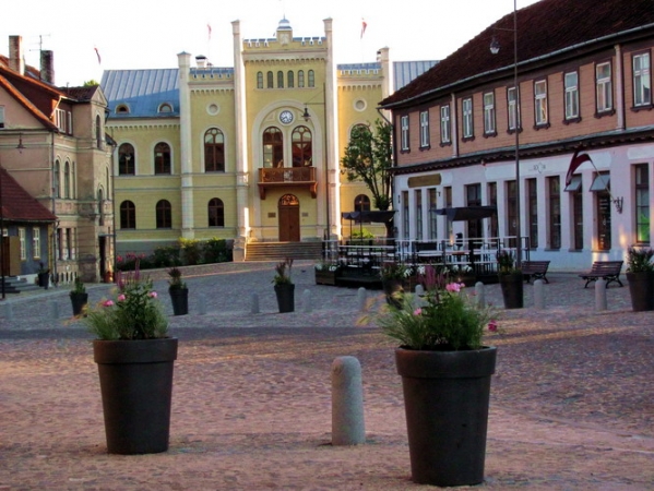 Zdjęcie z Łotwy - Kuldyga - rynek i ratusz.