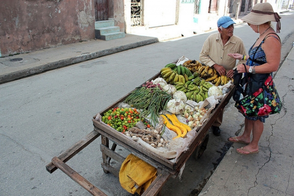 Zdjęcie z Kuby - Uliczny sprzedawca w Camaguey