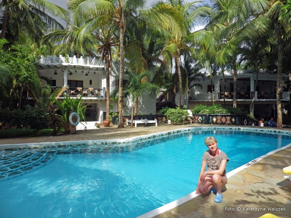 Zdjęcie z Kenii - Przed basenem w hotelu Scorpio Villas w Malindi.
