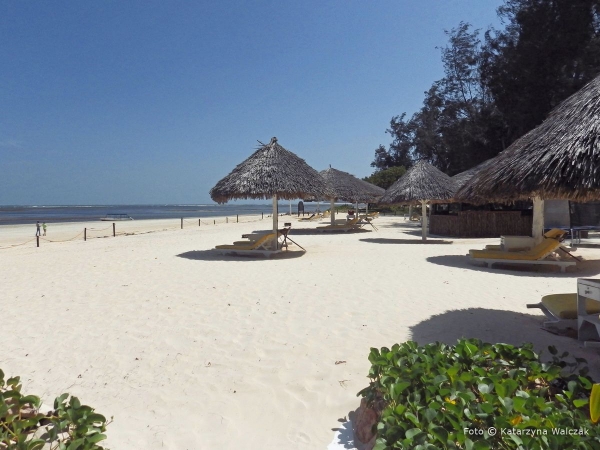 Zdjęcie z Kenii - Plaża hotelowa- niestety ta w Malindii nie była najpiękniejsza.
