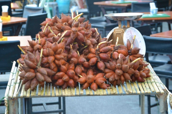 Zdjęcie z Tajlandii - Owoce o ciekawym smaku ale ciezko sie do nich dobrac, szczegolnie w hotelowym pokoju :)