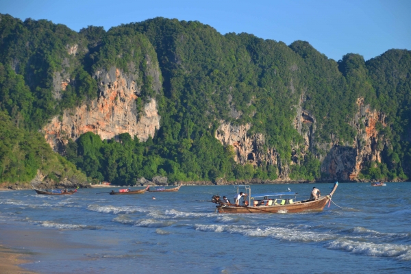 Zdjęcie z Tajlandii - Skaly zamykajace plaze w Ao Nang od poludnia