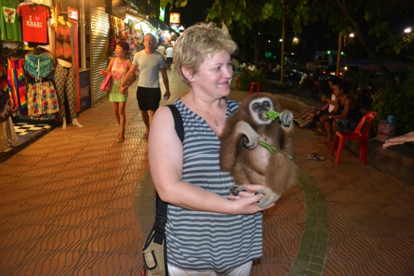 Zdjęcie z Tajlandii - Ach te wakacyjne znajomosci - fotka z gibbonem :)