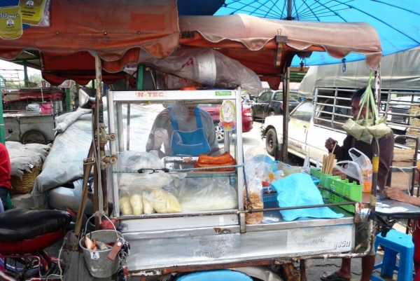 Zdjęcie z Tajlandii - uliczne garkuchnie i tuk-tuki dominują na ulicach Bkk