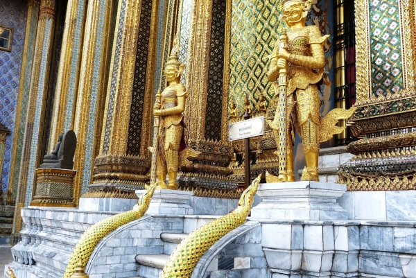 Zdjęcie z Tajlandii - Przed botem, stanowiącym pomieszcze nie dla Szmaragdowego Buddy; 
