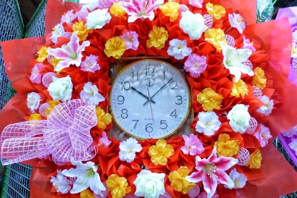 Zdjęcie z Tajlandii - zegary ustrojone świezymi kwiatami; sam zegar oczywiście zepsuty:)