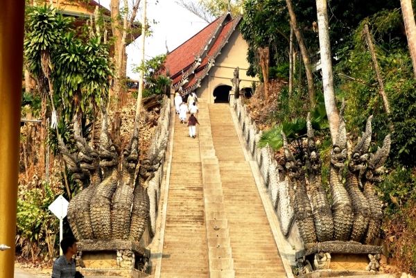 Zdjęcie z Tajlandii - ciekawe wejście do świątyni; 