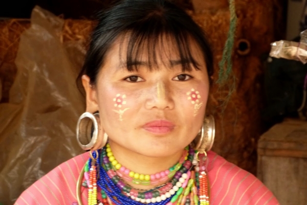 Zdjęcie z Tajlandii - kobieta Lahu; bez obręczy za to z wielkimi, ciężkimi kolczykami