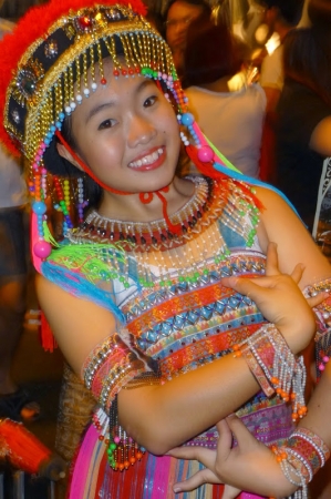 Zdjęcie z Tajlandii - na nocnym targu w Chiang Rai spotykamy tancereczki z plemienia Hmong