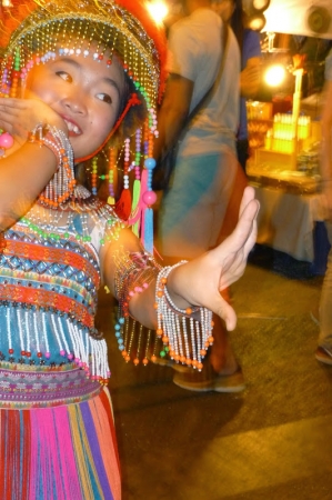 Zdjęcie z Tajlandii - tancerka Hmong na nocnym targu Chiang Rai