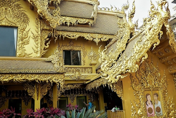 Zdjęcie z Tajlandii - nikt się nie spodziewa, że ten budynek jest tym, czym jest...:)