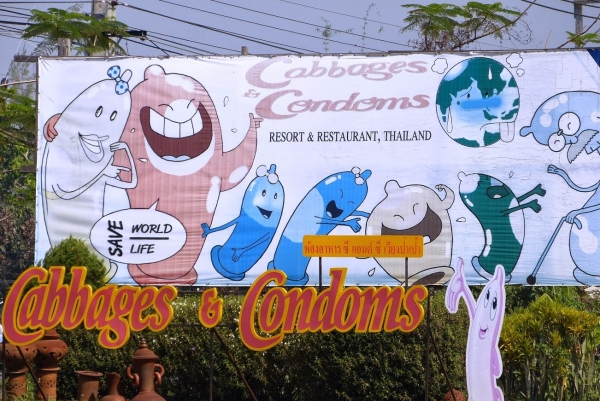 Zdjęcie z Tajlandii - Przerwa na kawkę  z zajeździe o dość intrygujacej nazwie: "Prezerwatywy i Kapusty" :))
