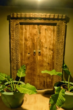Zdjęcie z Tajlandii - piękne drzwi okryte w zakamarkach hotelowych
