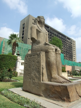 Zdjęcie z Egiptu - przed muzeum