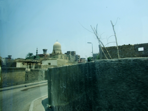 Zdjęcie z Egiptu - za murem