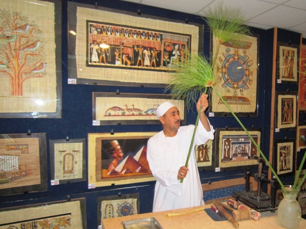 Zdjęcie z Egiptu - pokaz produkcji papirusu