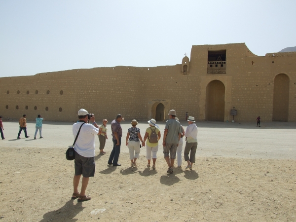 Zdjęcie z Egiptu - klasztorne mury