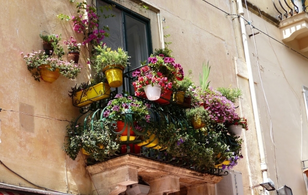Zdjęcie z Włoch - właścicielka tego balkonu chyba nieco przesadziła :))