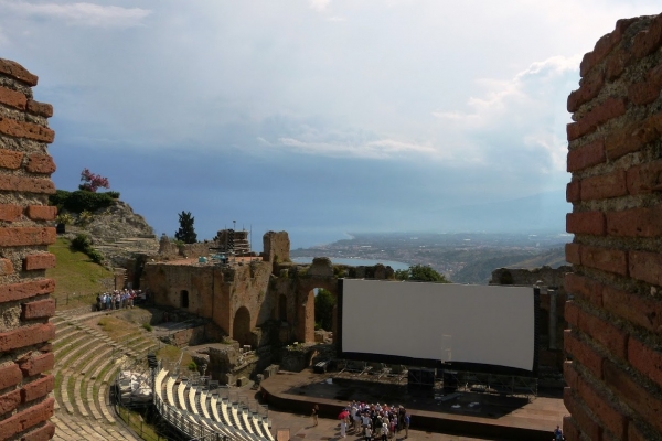 Zdjęcie z Włoch - teatr grecki w Taorminie położony jest naprawdę spektakularnie;