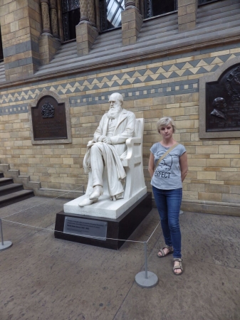 Zdjęcie z Wielkiej Brytanii - Przed pomnikiem Karola Darwina.