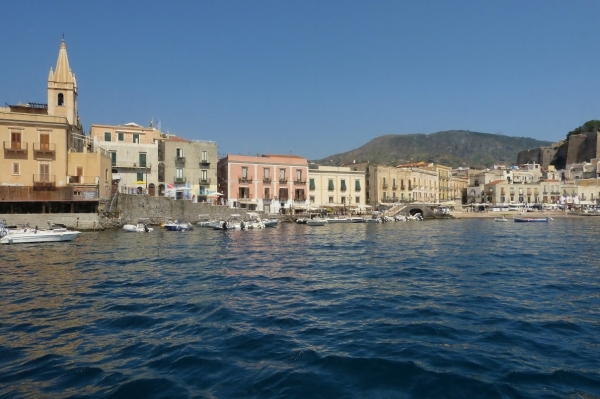 Zdjęcie z Włoch - dopływamy do miasteczka Lipari, którego nazwa brzmi tak samo jak całej wyspy