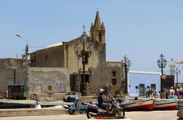 Zdjęcie z Włoch - ciekawy kościółek w Marina Corta