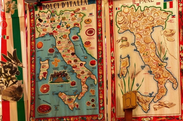 Zdjęcie z Włoch - ciekawe ściereczki z mapą włoskich słodkości i z pieczywkiem regionalnym