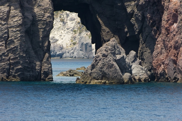 Zdjęcie z Włoch - skalne groty przy Vulcano