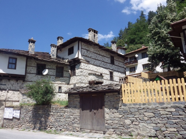 Zdjęcie z Bułgarii - Typowe domy rodopskie.