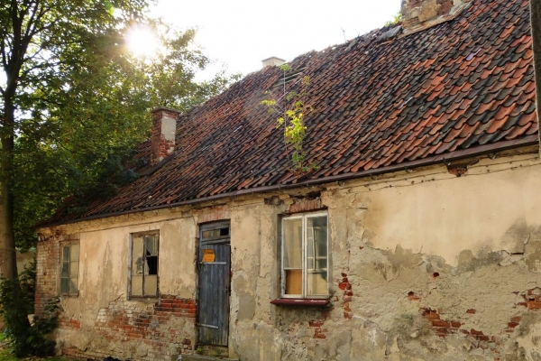 Zdjęcie z Polski - wśród pięknych płockich kamieniczek znajdziemy też takie umierające domy