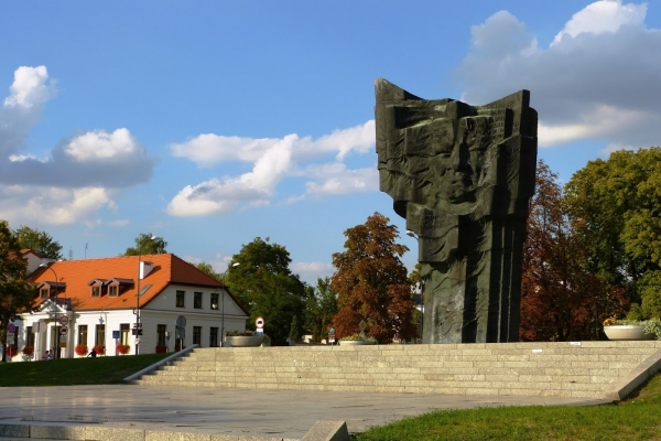 Zdjęcie z Polski - ciekawy pomnik Władysława Broniewskiego 