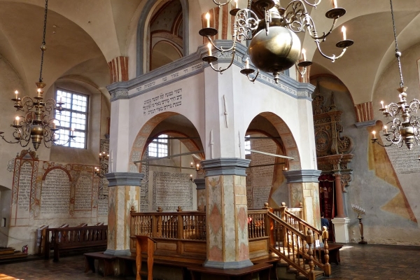 Zdjęcie z Polski - Bima- podwyższone miejsce stawiane zawsze w centrum synagogi, gdzie czyta się Torę