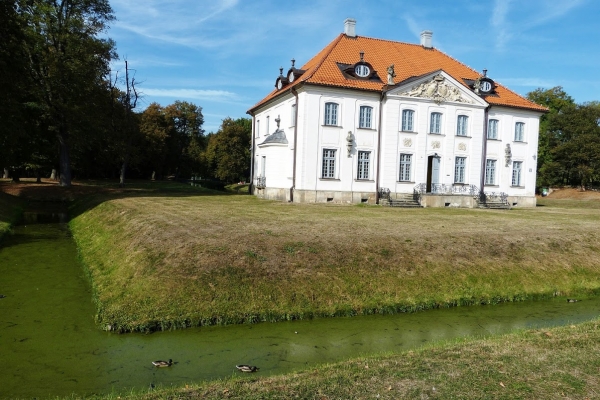 Zdjęcie z Polski - Pałac posadowiony jest na sztucznej wysepce