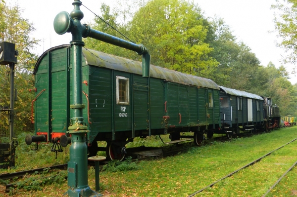 Zdjęcie z Polski - stary wagon towarowy i 100-letni żuraw 
