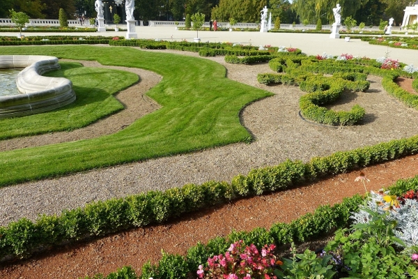 Zdjęcie z Polski - trawnik wycięty po francusku w precyzyjne kształty ; alejki żwirkowe