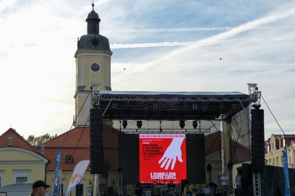Zdjęcie z Polski - od strony katedry Ratusz przysłonięto sceną na dzisiejszy koncert Lombardu