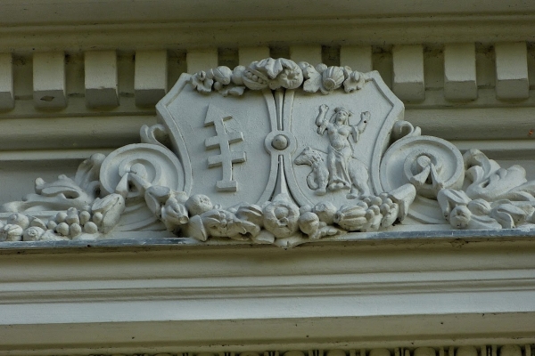 Zdjęcie z Polski - pałac w Ciechanowcu; detale na tympanonie