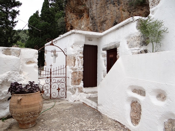 Zdjęcie z Grecji - Azogires. Klasztor Agi Pateres, wzniesiony ku czci „99 Świętych Ojców”. 