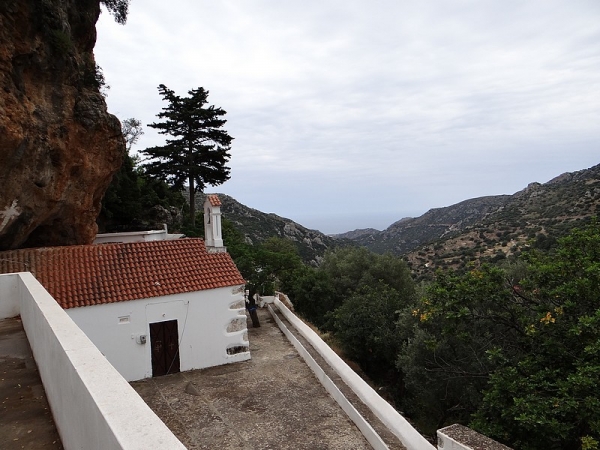Zdjęcie z Grecji - Azogires. Widok z klasztoru na otaczające góry.