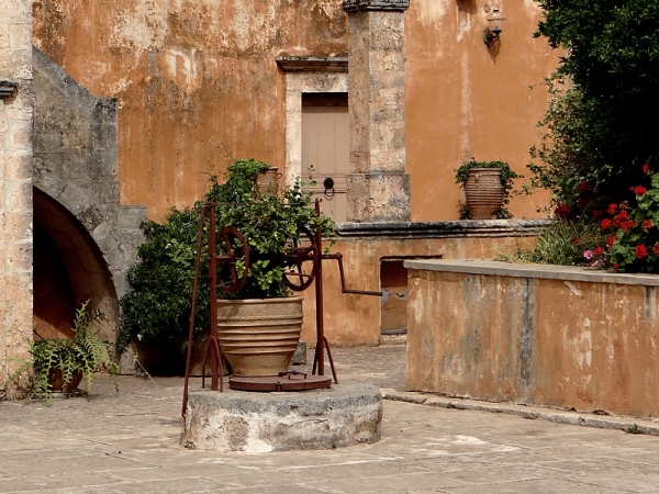Zdjęcie z Grecji - Urocze zakątki na terenie klasztoru Agia Triada.
